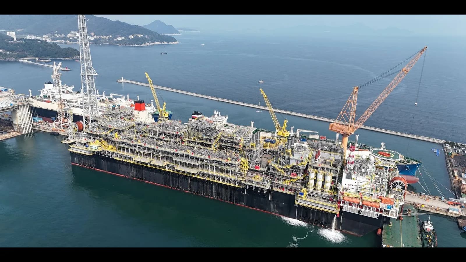 Plataforma de petróleo P-79 da Petrobras vista de cima, em estaleiro