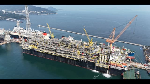 Plataforma de petróleo P-79 da Petrobras vista de cima, em estaleiro