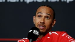 Lewis Hamilton fala em entrevista coletiva de Fórmula 1, em foto de arquivo