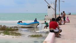 Moradores retiram embarcação da praia com a aproximação do furacão Isaias, que avança pelo Golfo do México