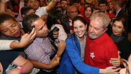 Lula é cercado por eleitoras e apoiadores em ato de campanha
