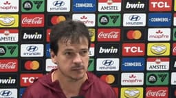 Técnico Fernando Diniz em coletiva de imprensa vestindo agasalho do Corinthians