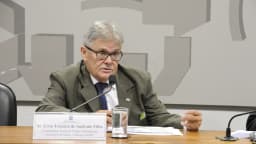 Autoridade do setor de energia fala em audiência pública no Senado, com microfone à mesa
