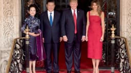 Xi Jinping e Donald Trump lado a lado com as esposas, em foto de arquivo de encontro anterior
