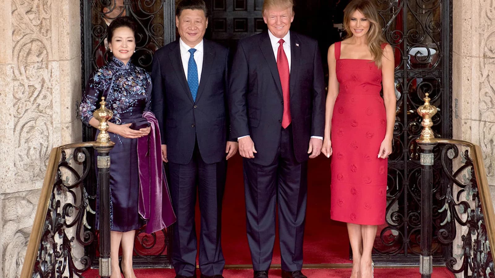 Xi Jinping e Donald Trump lado a lado com as esposas, em foto de arquivo de encontro anterior