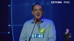 Flávio Roscoe (PL) fala ao microfone durante debate ao governo de Minas Gerais, transmitido pela TV Sim Brasil e rádio TMC 88.7 FM