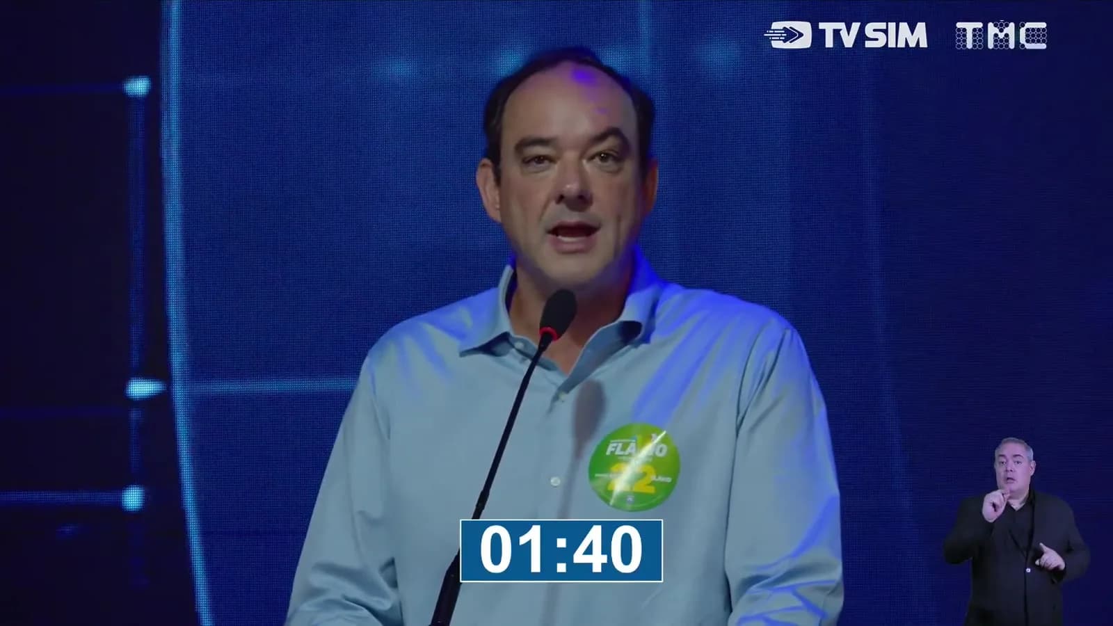 Flávio Roscoe (PL) fala ao microfone durante debate ao governo de Minas Gerais, transmitido pela TV Sim Brasil e rádio TMC 88.7 FM