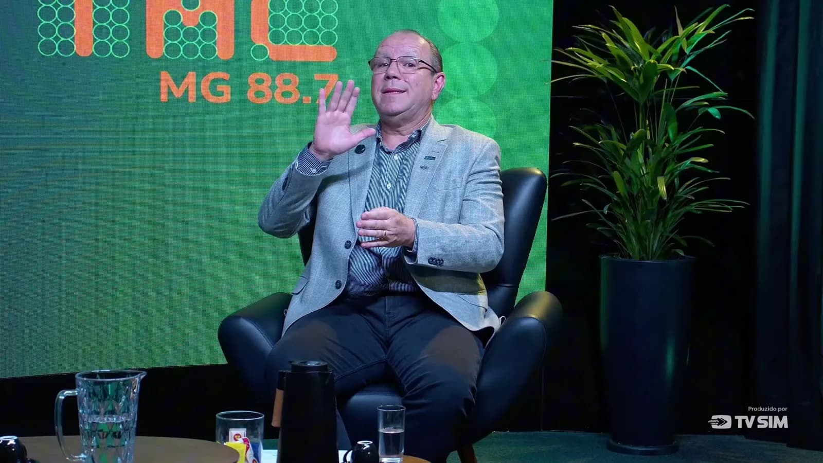 Marcelo Souza e Silva, presidente da CDL-BH e do Conselho do Sebrae Minas, acena com uma das mãos durante entrevista
