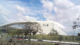 Vista externa da Neo Química Arena, estádio do Corinthians, a partir do trem do metrô