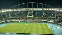 Estádio Nilton Santos lotado durante partida do Botafogo, clube que já trocou de técnico duas vezes na temporada