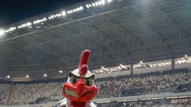Mascote Galo Doido em primeiro plano com a Arena MRV lotada e iluminada ao fundo