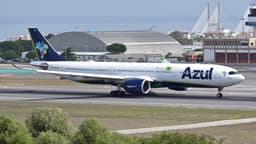 Avião da Azul Linhas Aéreas com bandeira do Brasil pintada na fuselagem, taxiando em pista de aeroporto (foto de arquivo)
