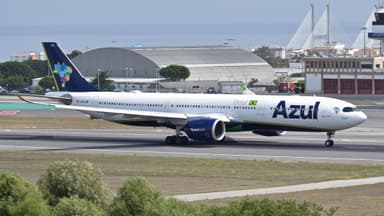 Avião da Azul Linhas Aéreas com bandeira do Brasil pintada na fuselagem, taxiando em pista de aeroporto (foto de arquivo)