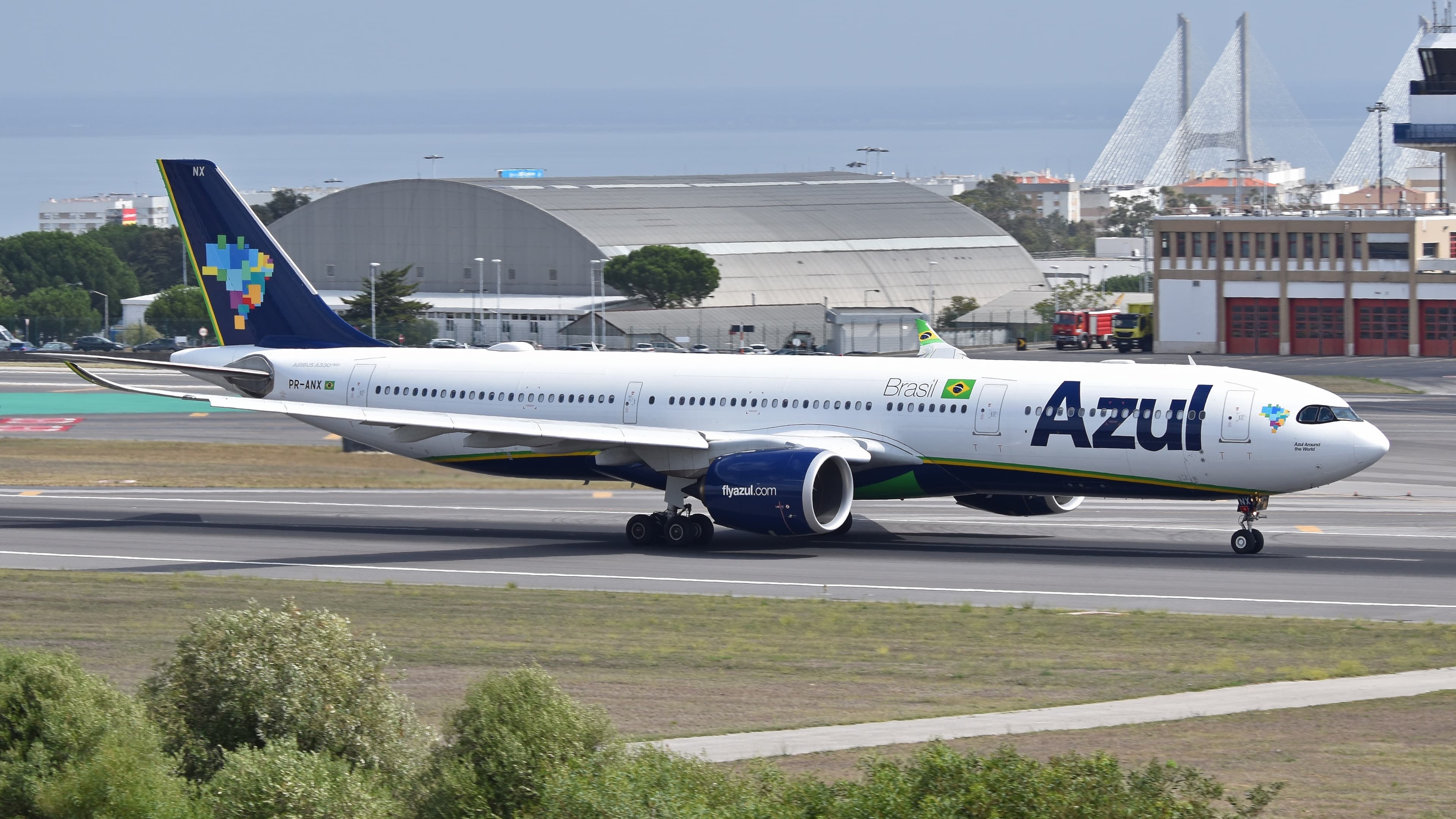 Avião da Azul Linhas Aéreas com bandeira do Brasil pintada na fuselagem, taxiando em pista de aeroporto (foto de arquivo)