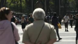 Pessoas idosas caminhando em espaço público