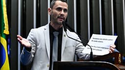Senador Cleitinho Azevedo discursa na tribuna do Senado Federal com as mãos gesticulando