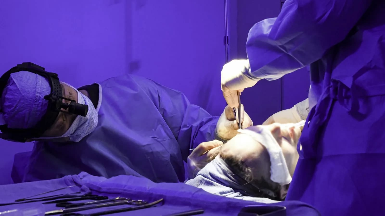 Cirurgia de ritidoplastia em andamento em centro cirúrgico, foto ilustrativa