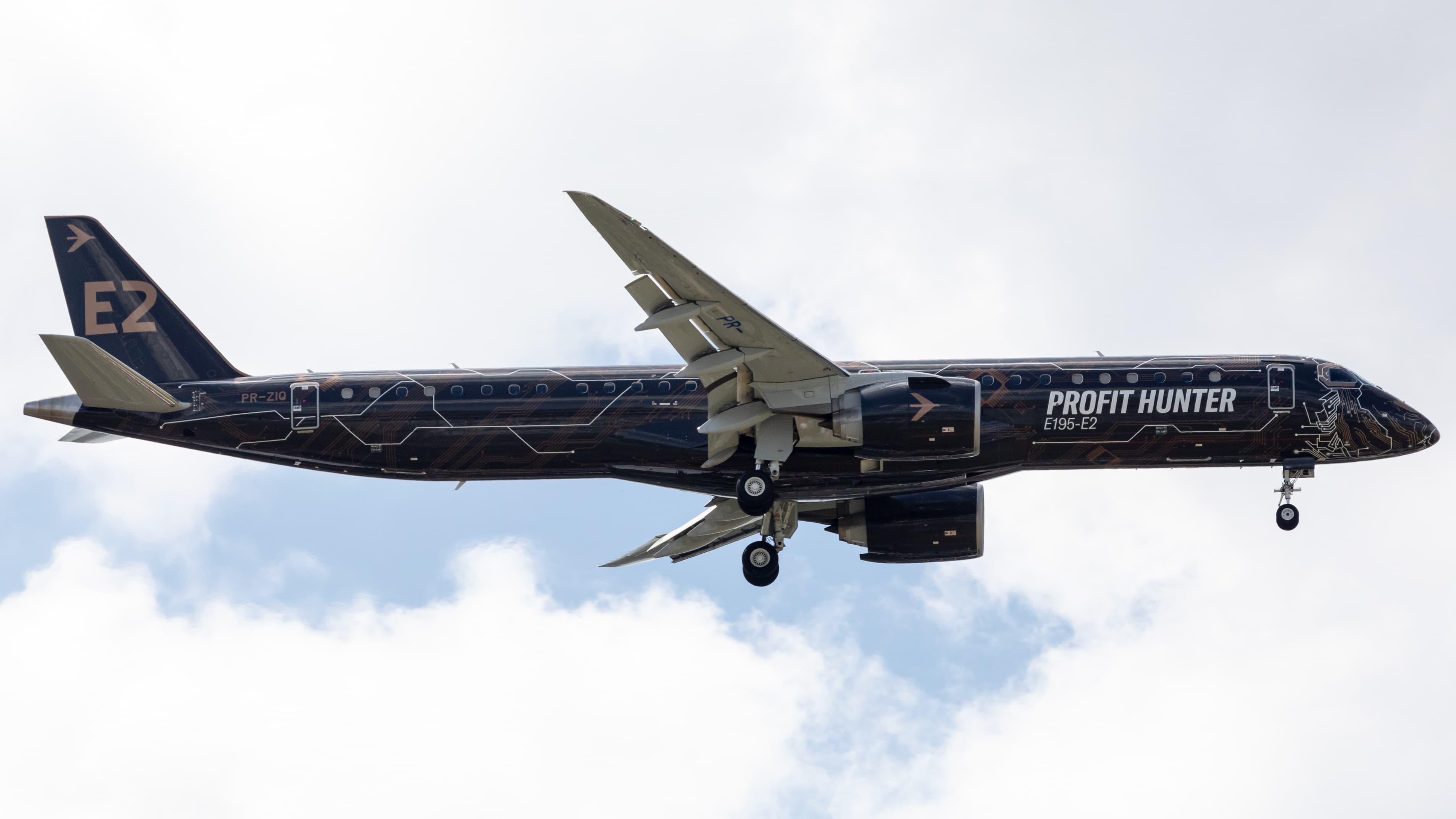 Avião Embraer E195-E2 em voo, foto de arquivo do Paris Air Show 2019