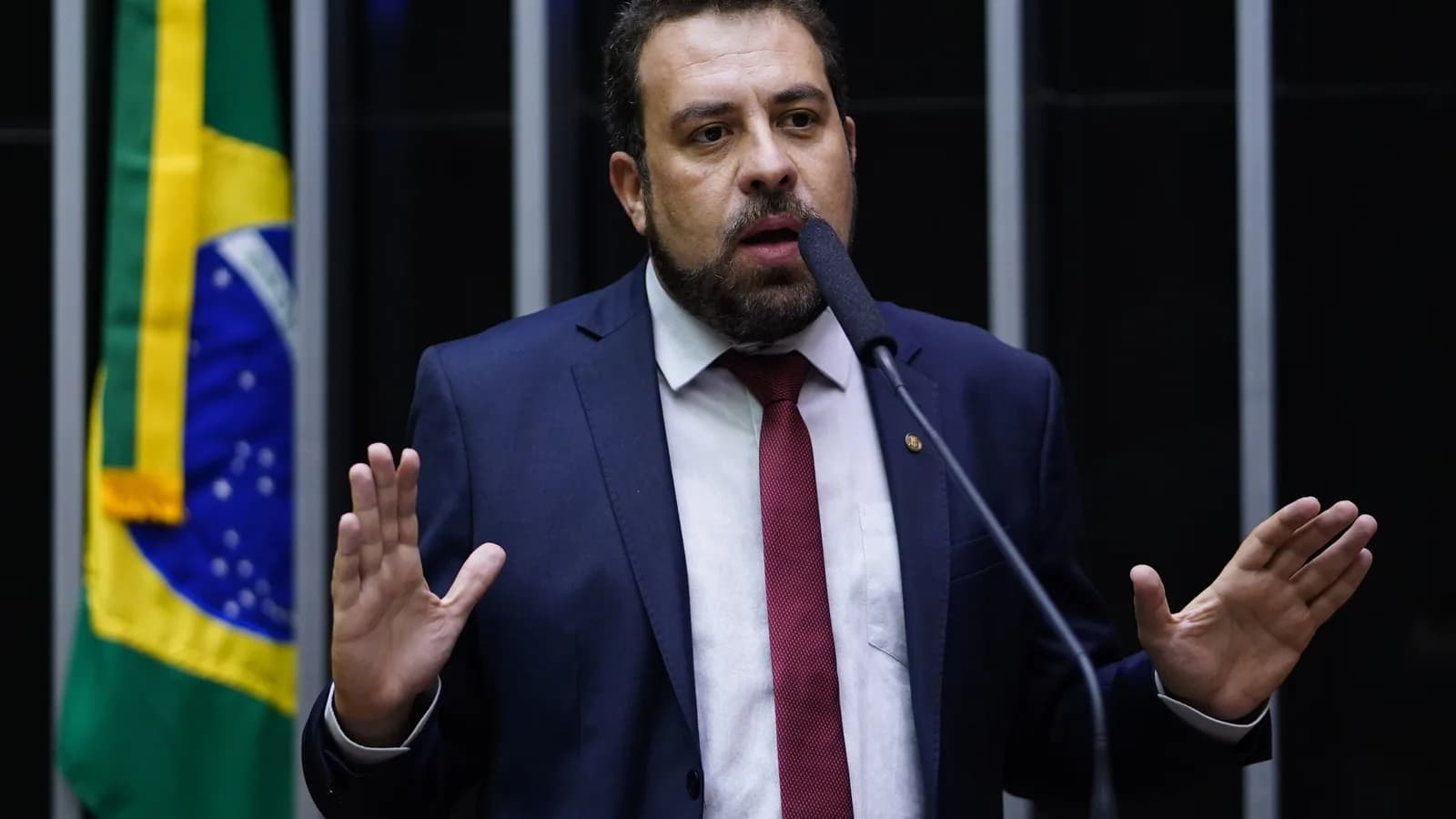 O ministro Guilherme Boulos discursa no plenário da Câmara dos Deputados