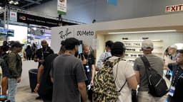 Estande da Ray-Ban Meta com pessoas conferindo os óculos inteligentes na Bild Expo