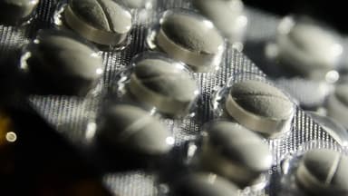 Comprimidos em cartela blister, imagem de arquivo sobre venda de medicamentos