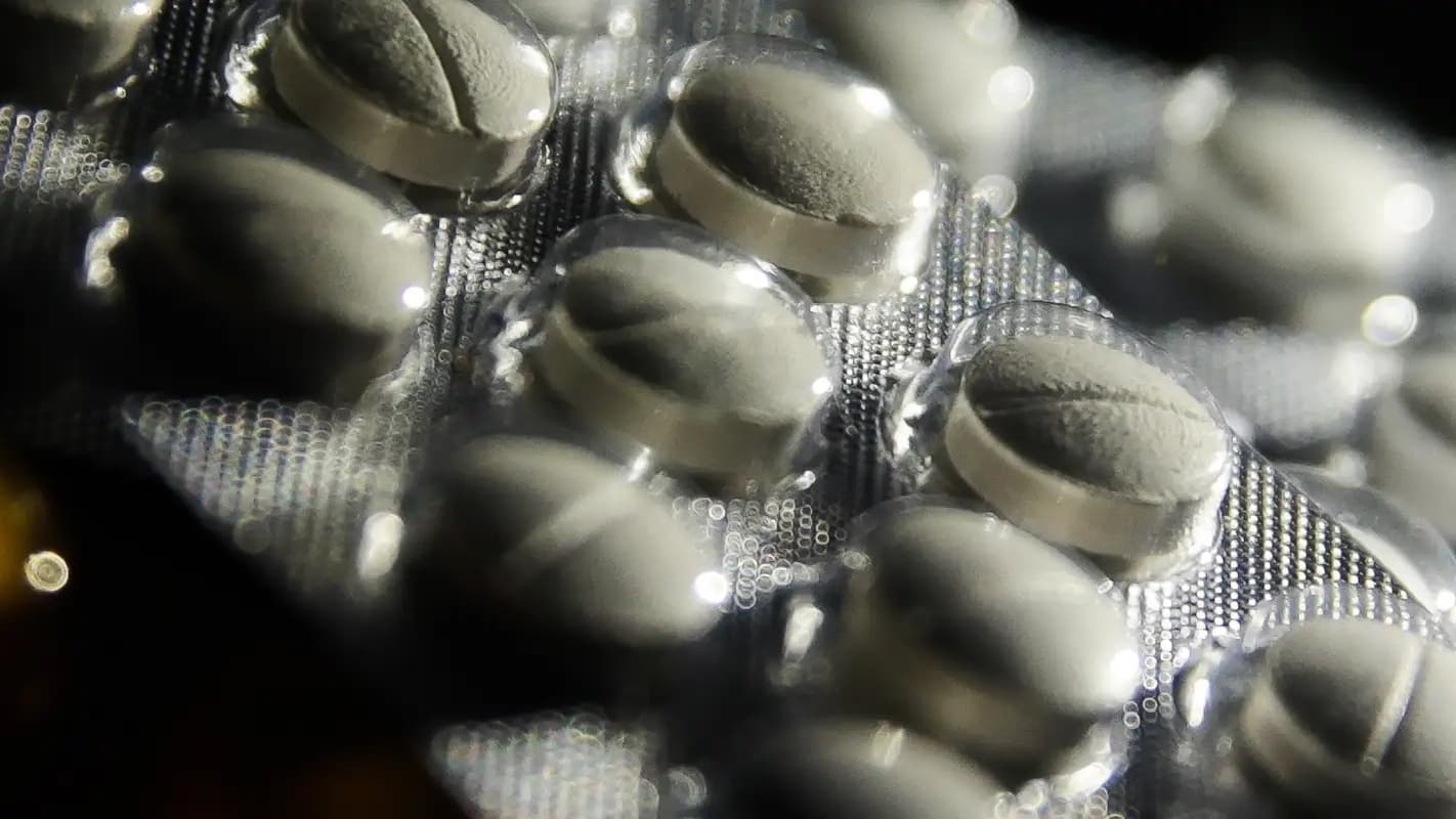 Comprimidos em cartela blister, imagem de arquivo sobre venda de medicamentos