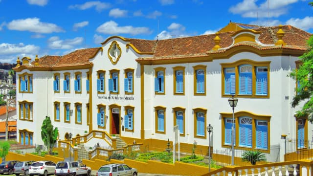 Fachada histórica de prédio público em São João del-Rei (MG)