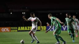 Jogador Jonathan Calleri, do São Paulo, conduz a bola durante partida do Brasileirão, em foto de arquivo