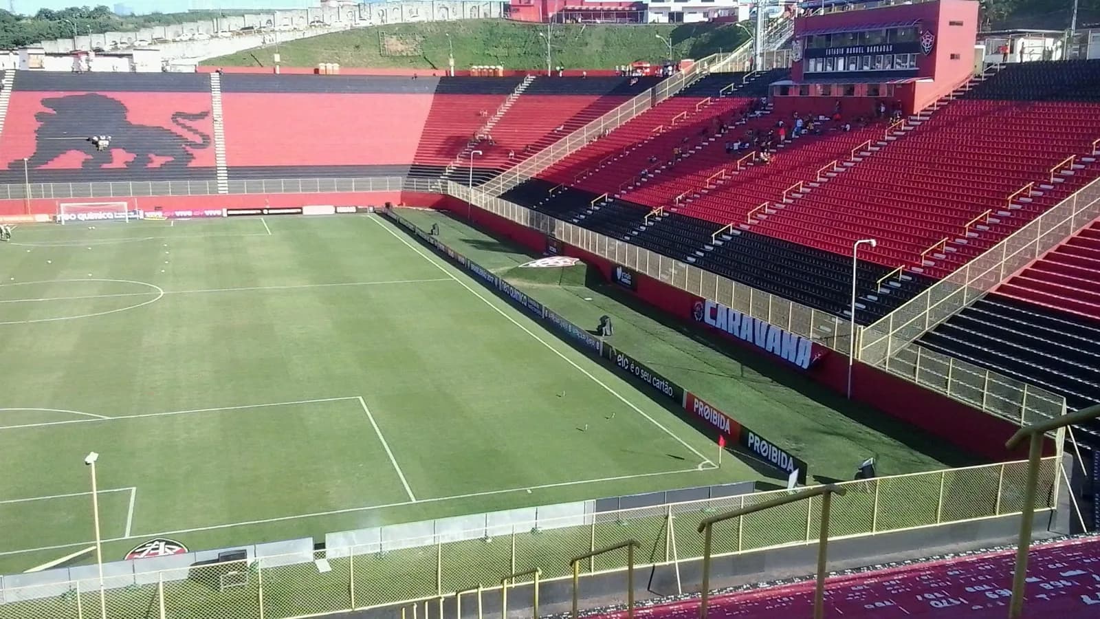 Estádio Barradão, do Vitória, em Salvador, com a torcida nas arquibancadas em foto de arquivo