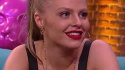 Luísa Sonza sorrindo durante participação em programa de TV (foto de arquivo)