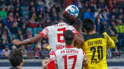 Reinier disputa bola de cabeça em partida do Borussia Dortmund contra o RB Leipzig, em 2021 (foto de arquivo)