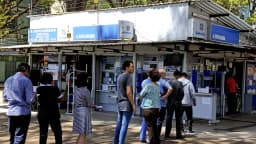 Fila de pessoas em frente a uma casa lotérica em Brasília