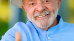 O presidente Luiz Inácio Lula da Silva sorri e faz sinal de positivo