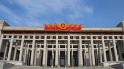 Fachada do Museu Nacional da China, em Pequim, com faixas vermelhas na entrada