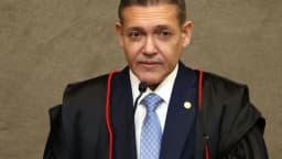 Ministro Kássio Nunes Marques, presidente do TSE, de toga durante sessão