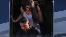 Flávio Bolsonaro desce escada de aeronave acompanhado da família nos Estados Unidos