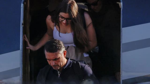 Flávio Bolsonaro desce escada de aeronave acompanhado da família nos Estados Unidos