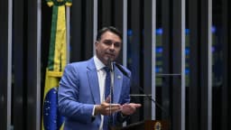 O senador Flávio Bolsonaro discursa na tribuna do Plenário do Senado