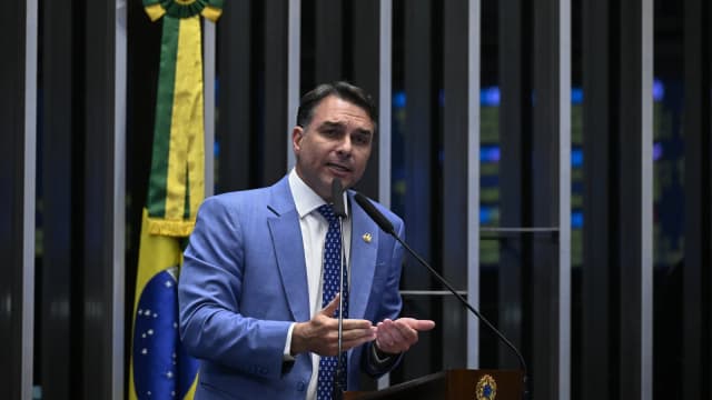 O senador Flávio Bolsonaro discursa na tribuna do Plenário do Senado