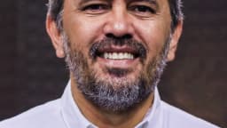 Retrato do governador do Ceará, Elmano de Freitas, sorrindo