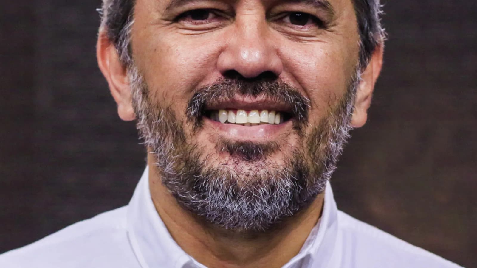 Retrato do governador do Ceará, Elmano de Freitas, sorrindo