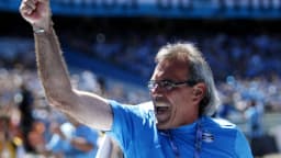 Torcida e comissão técnica do Grêmio comemoram em jogo no Gre-Nal