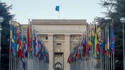 Sede da ONU vista entre bandeiras de países em Nova York
