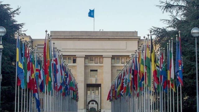 Sede da ONU vista entre bandeiras de países em Nova York