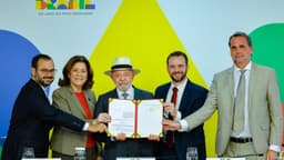 Foto de arquivo: o presidente Luiz Inácio Lula da Silva, de chapéu claro, exibe a medida provisória do Novo Desenrola Brasil assinada em cerimônia no Palácio do Planalto, acompanhado de quatro autoridades