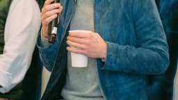 Sam Altman, CEO da OpenAI, fala em evento sentado com microfone na mão