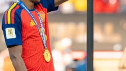 Lamine Yamal comemora com medalha após título da Espanha, apontando para a torcida