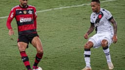 Jogadores do Flamengo e do Vasco disputam a bola em clássico anterior entre os dois clubes (foto de arquivo)