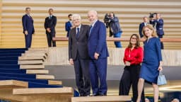 Janja Lula da Silva, de blusa vermelha, ao lado do presidente Lula em evento oficial