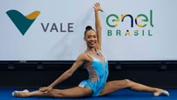Ginasta da seleção brasileira de ginástica rítmica durante apresentação, com uniforme azul do Brasil